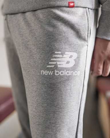 Брюки чоловічі New Balance Nb Essentials Stacked Logo (MP03558AG) у Києві  та Україні з доставкой | SPORTKINGDOM